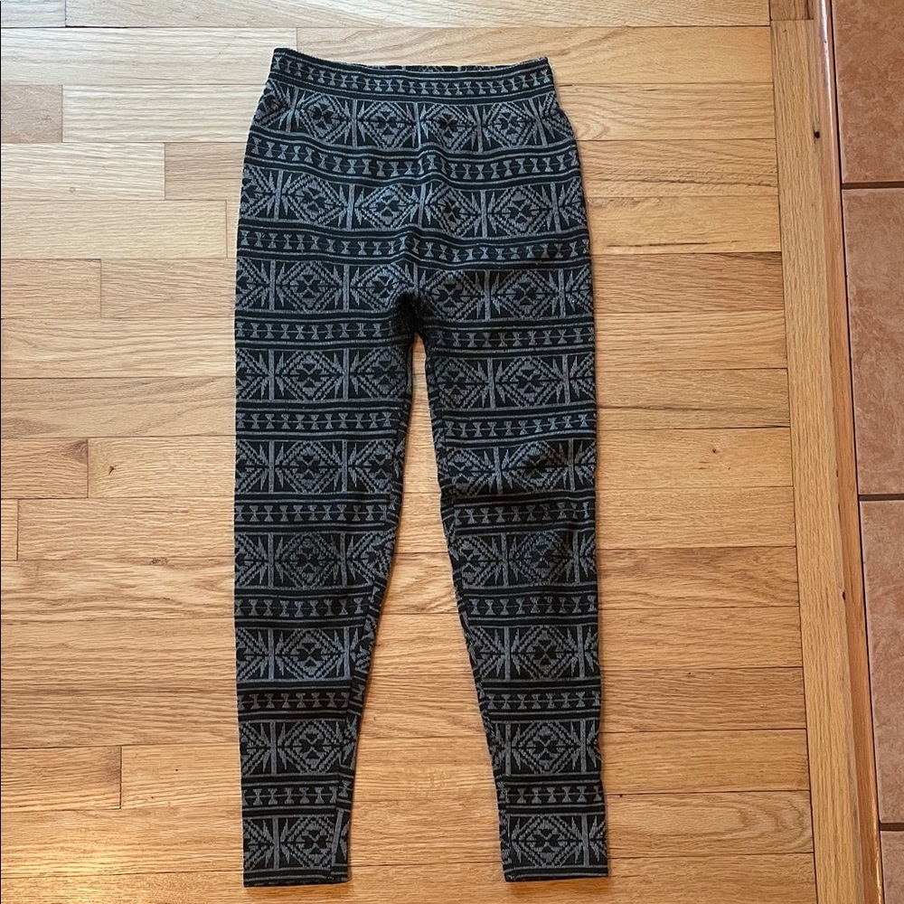 Trendy Geometric Lined Leggings - Black and Gray